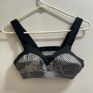 Woman’s medium brooks sports bra